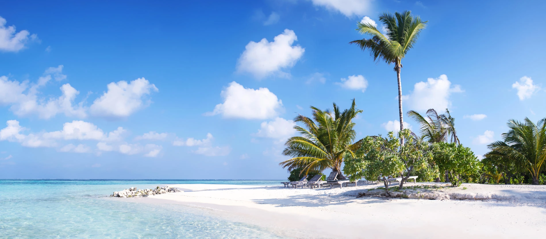 Maldiverna_Maldives beach_1900x831_shutterstock_294235547