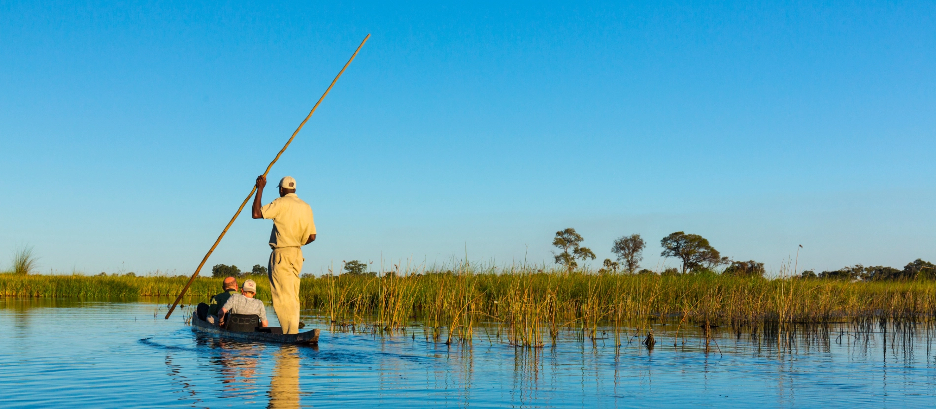 Botswana-Okavangodeltat-mokoro-AdobeStock_272634502