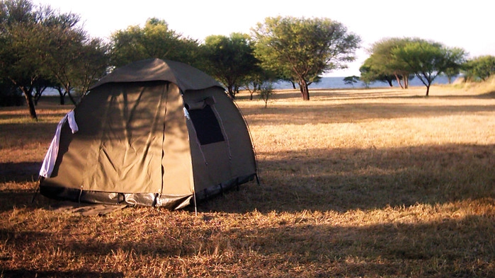 Man camper nær naturen i enkle iglootelt