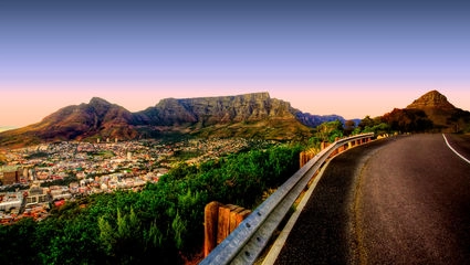 Cape Town med taffelfjellet. Waterfront frem til venstre og Greenpoint frem til høyre. 