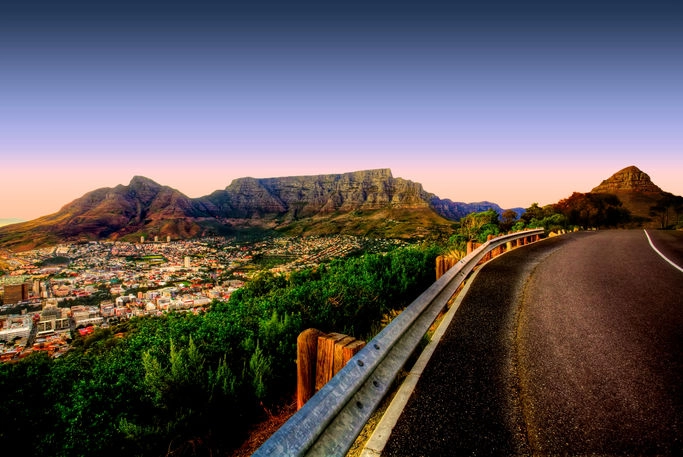 Cape Town med taffelfjellet. Waterfront frem til venstre og Greenpoint frem til høyre. 